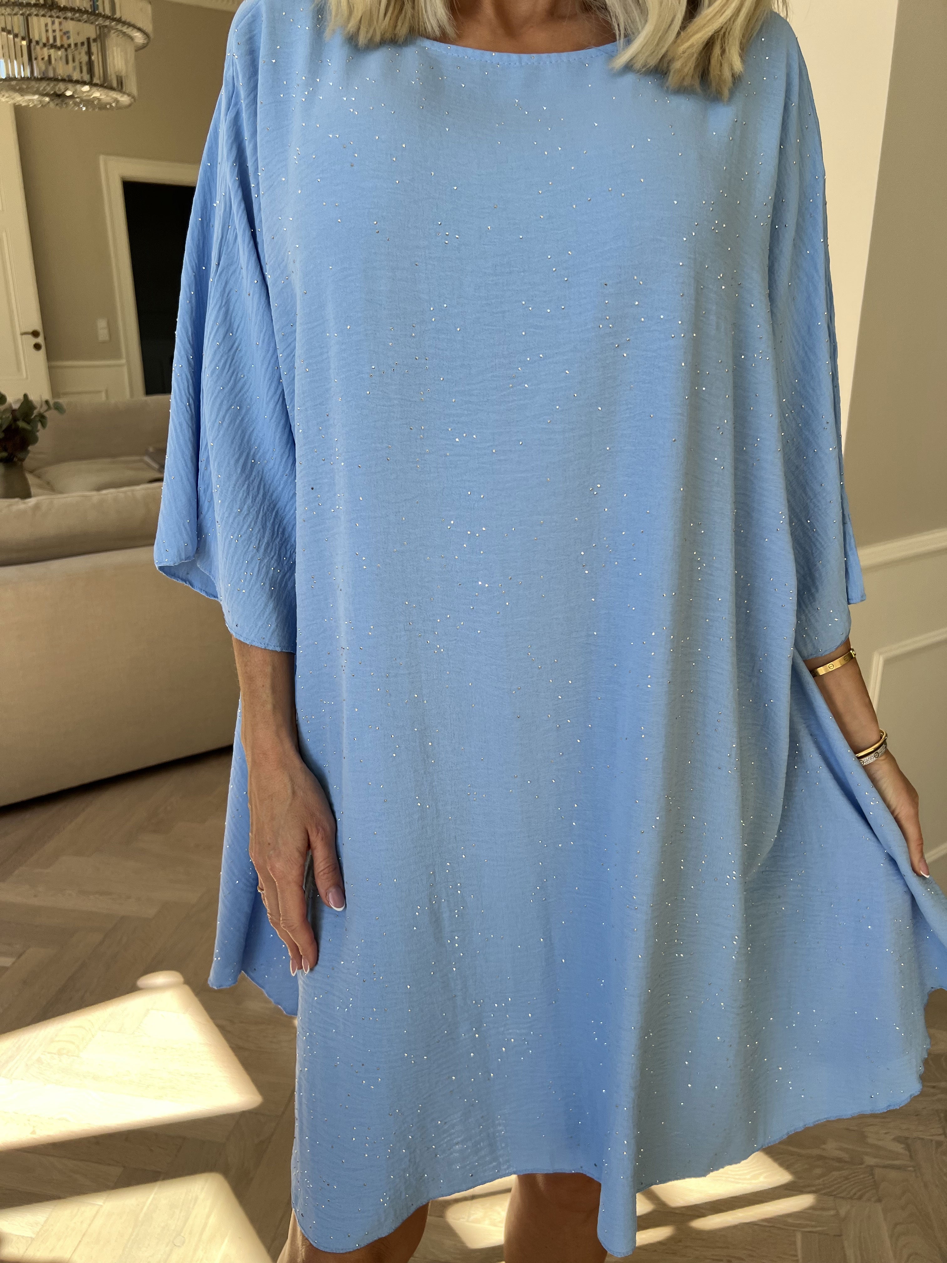 Johanne - Fin ensfarvet kjole pyntet med similisten